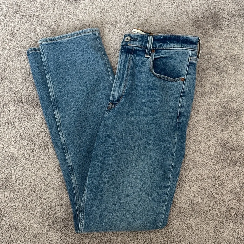Abercrombie & Fitch Women’s Straight Leg Jeans — Medium Blue Wash - Picture 1 of 4